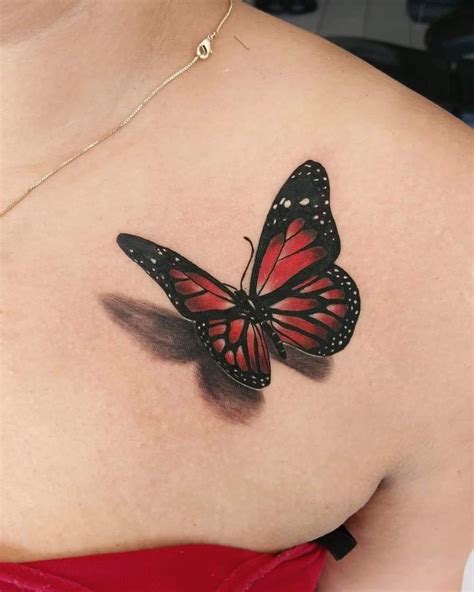 Tatuaje de mariposa en la nalga